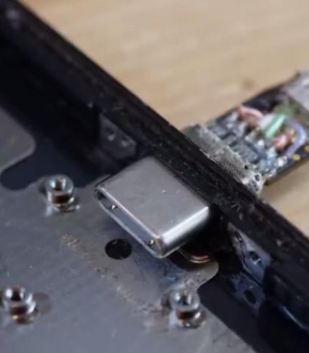 工程师“魔改”iPhone用上察隅usb-c接口
